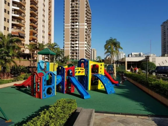 Imagem APARTAMENTO C/ 84M² (REFORMADO)- 1 VAGA DE GARAGEM - COND. PARQUE DAS ROSAS - BARRA DA TIJUCA IMÓVEL AVALIADO EM R$ 900.000,00 1ª PRAÇA: 23/02/2026 - VALOR INICIAL DE VENDA: R$ 900.000,00 2ª PRAÇA: 26/02/2026 - VALOR INICIAL DE VENDA: R$ 450.000,00