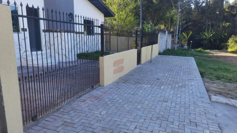 Imagem VENDO UMA BELÍSSIMA CASA EM PIRAQUARA
BAIRRO : JARDIM SANTA HELENATerreno com 560 metros quadrados sendo 14x40, área construída 144m2
A casa disponibiliza de: 
- 3 suites e mais 1 banheiro social
- Banheiros com box e revestimento de porcelanato
- Sala de