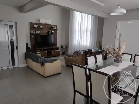 Imagem Vendo casa semi nova em Estreito Florianópolis SC, três suítes, lavabo.
