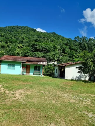 Imagem Chácara á venda com 2 casas, piscina, salão de festa localizada em Camboriú Santa Catarina