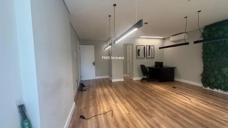 Imagem Sala Comercial de Alto Padrão na Consolação, São Paulo-SP: 1 Sala, 1 Banheiro, 1 Vaga de Garagem. Venha Conferir!