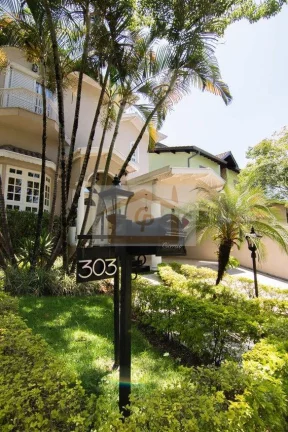 Imagem Casa de estilo Neo-Clássico recém-reformada e ampliada, 4 quartos sendo 2 suítes, 4 vagas