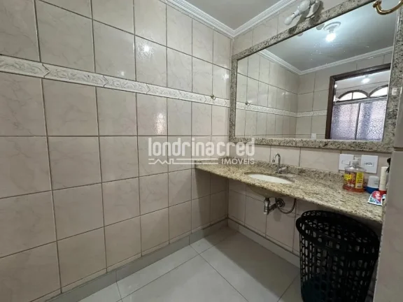 Imagem Casa ampla na região leste de Londrina com 4 dormitórios (1 suíte), piscina aquecida, churrasqueira, varanda e 7 vagas de garagem – Conforto e lazer!