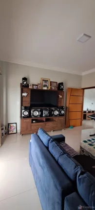Imagem Casa Ampla com 2 Suítes + Edícula Completa | 390m² de Construção | Garagem p/ 10 Carros – Oportunidade!