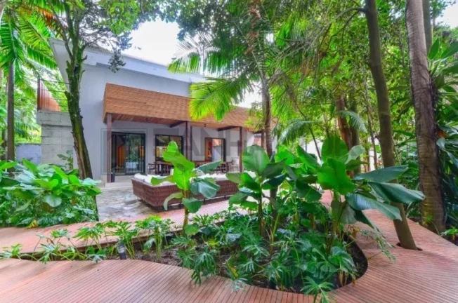Imagem Luxuosa cas à venda no Jardim Europa: 4 quartos, 4 suítes, 5 salas, 6 banheiros, 8 vagas de garagem, 1.117,00m² de área. Venha conferir!