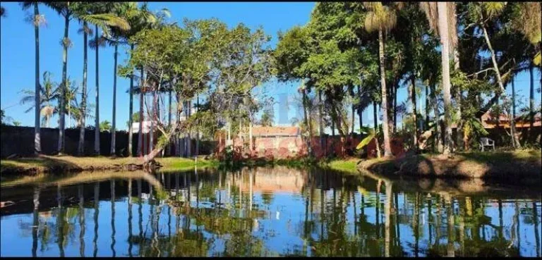 Uma propriedade charmosa e completa, cercada pela natureza.
