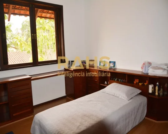 Imagem Linda Residência, no Condomínio Parc de France, Bairro Saguaçu. Arquitetura diferenciada, realiza...