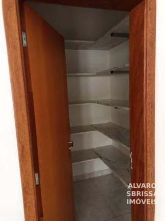 Imagem Linda casa térrea feita pelo atual proprietário. Com piscina. 300m2ac 600m2at. Documentação pronta para financiamento. Climatizada