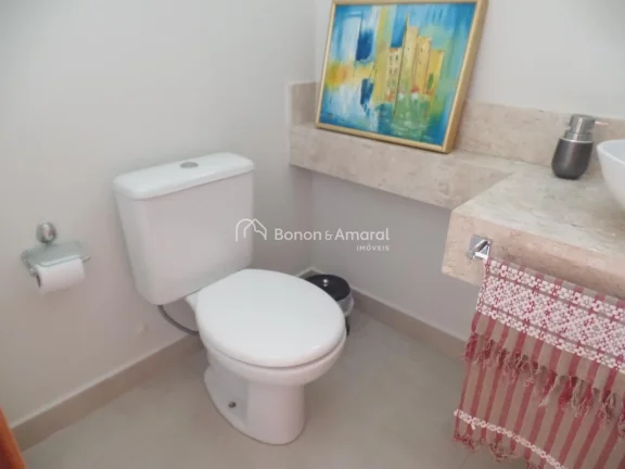 Imagem Excelente casa em condomínio, térrea e com terreno diferenciado (342 m²). 
Muito bem construída ...