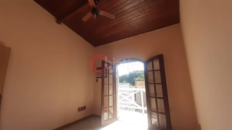 Imagem Casa tríplex a venda em condomínio com 3 quartos no Peró - Cabo frio