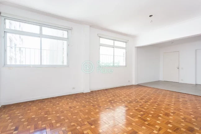 Apartamento de Três dormitórios, sendo três suítes, reformado, hall, lavabo, sala de estar e jan...