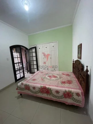 Imagem ...lt;br...gt;Linda casa localizada no Centro de Guaratinguet...aacute;, pr...oacute;xima a diversos...