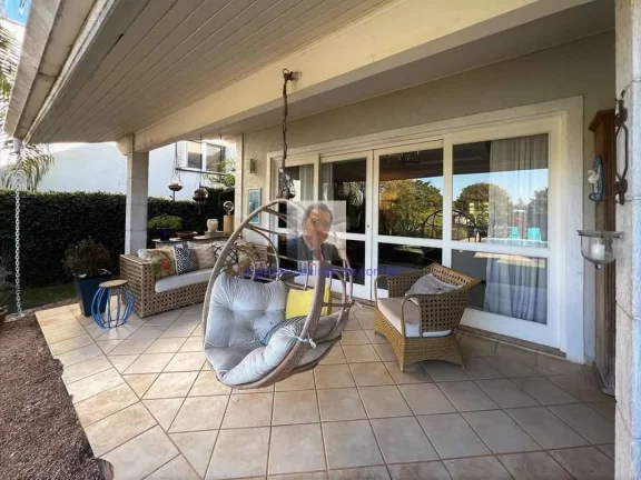 Imagem Vende-se Casa 4suítes, piscina e vista. Miolo da Granja Viana.