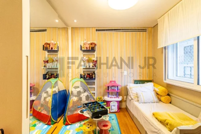 Imagem Com 273 m² de pura sofisticação, este imóvel conta com 4 quartos e 5 banheiros, sendo 4 suítes, incluindo uma suíte master com banheira e closet. Loc