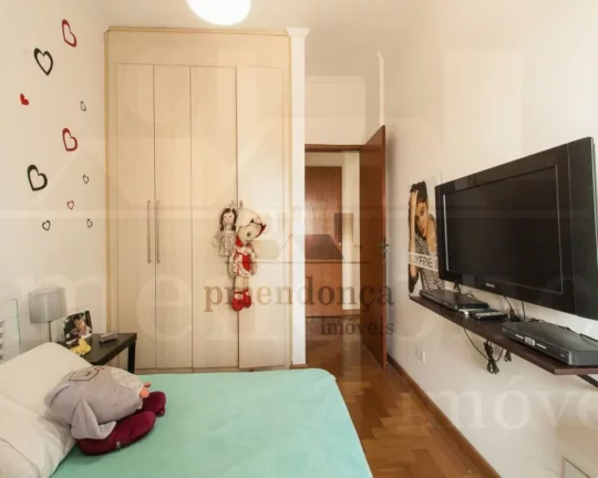 Imagem Imóvel possui living amplo para 3 ambientes, varanda integrada, lareira, lavabo, na área íntima s...