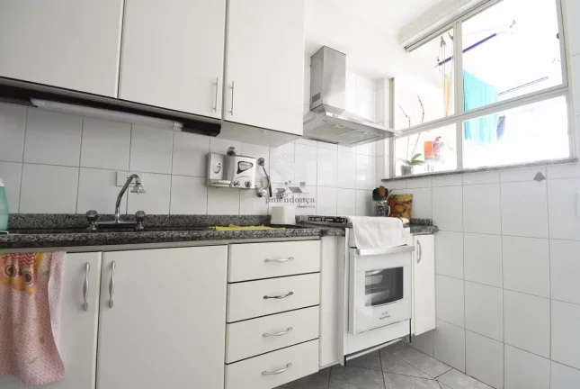 Imagem Apartamento amplo, pronto para morar, repleto de armários, com 3 quartos, sendo uma suíte, 2 banhe...
