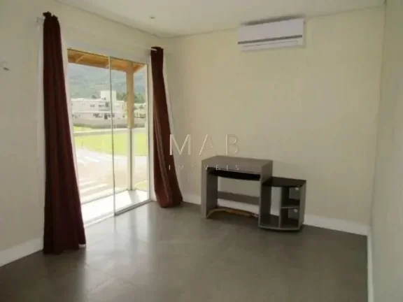 Imagem Casa em Condomínio de Alto Padrão em São João do Rio Vermelho - Florianópolis-SC: 4 quartos, 2 suítes, 2 salas, 3 banheiros, 1 vaga, 200m².