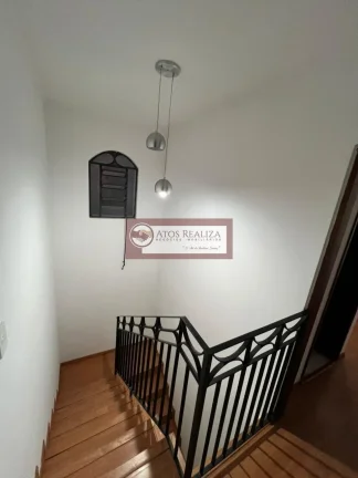 Imagem Alugo Oportunidade no em Interlagos região da cidade Dutra. Sobrado de 108m², imóvel com 2 Suítes, 1 com varanda, Cozinha ampla, Sala de estar, Sala de Jantar, Lavabo, Churrasqueira com cobertura Tetratil Zetaflex, quintal, 2 vagas de garagem cobertas com