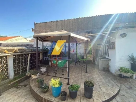 Imagem Casa à Venda com 228m², 2 dormitórios, 1 suíte, 1 sala e 4 vagas!!!