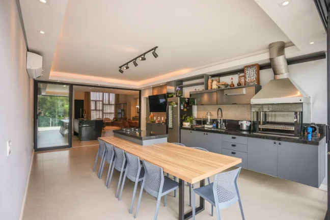 Imagem Casa à venda alto padrão - Área útil 250 m2 com 3 dormitórios sendo 3 suítes - 5 vagas - Condomínio