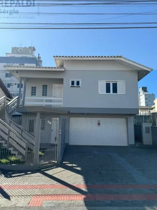Imagem Impecável casa à venda em Bairro Michel Criciúma-SC, Centro: 3 quartos, 1 suíte, 2 salas, 3 banheiros, 4 vagas de garagem, 200m² de área.