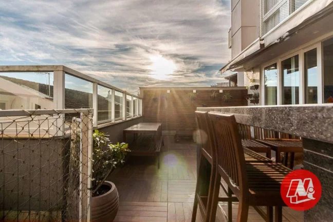 Imagem Sobrado de 454,00 m², 3 suítes,4 vagas e piscina.