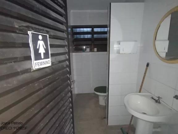 Imagem Galpão comercial com 2 mezaninos, cozinha e 3 banheiros. Localização estratégica em Peruíbe. Ideal para empresas. Agende sua visita!