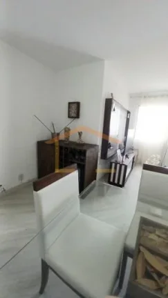 Imagem Apartamento reformado, com 3 dormitórios e armários planejados, cozinha com móveis planejados, ar...