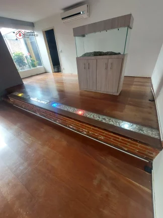 Imagem CASA ASSOBRADADA A VENDA, 500 METROS DE TERRENO. 4 DORMITÓRIOS, SENDO 2 SUITES (1 DELAS COM CLOSET E VARANDA), 2 SALAS GRANDES COM AR CONDICIONADO.