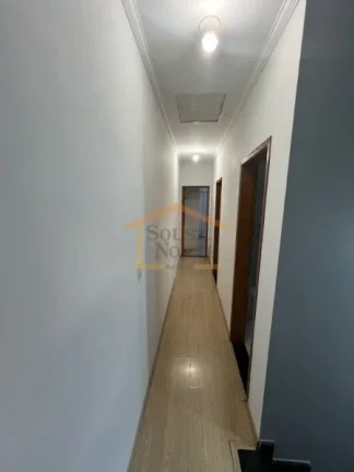 Imagem Sobrado com corredor lateral, 3 dormitÃ³rios, sendo 1 suÃ­te, pisos em madeira, sacada, rico em armÃ...