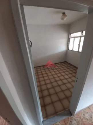Imagem Otima casa no centro de São Gonçalo com varanda,Sala 02 quartos bamheiro,cozinha e area de serviço,vaga de garagem,proximo a todo comércio do centro d