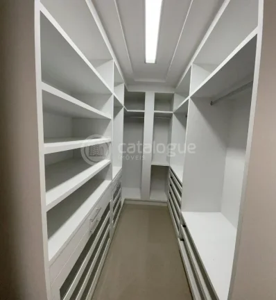Imagem Aluga Apartamento semi mobiliado de 2 quartos, sala ampla, cond. completo, 2 vagas de garagem, semi mobiliado no Ed. Spoort Park com 108 m2