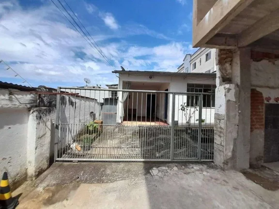 Imagem Casa à venda em Barbacena, Centro, com 2 quartos, 140m2