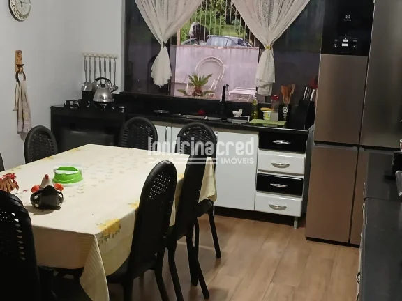 Imagem Ótima Casa no Conjunto Maria Cecília: 3 Dormitórios, 1 Suíte, 8 Placas Solares e 174m² de Construção em Terreno de 200m² – Aproveite essa Oportunidade!