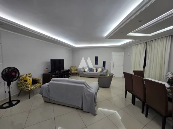 Imagem Oportunidade Única! Casa Sobreposta Baixa, Isolada, 3 Suítes e Localização Privilegiada!