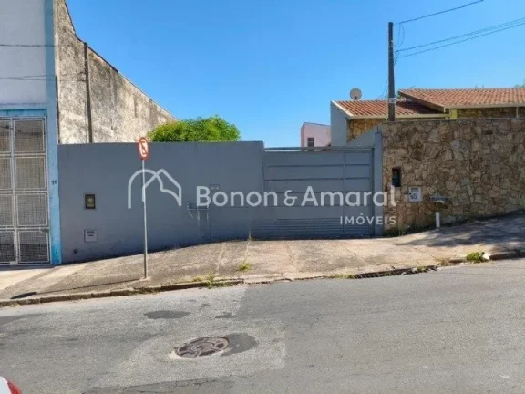 Imagem O imóvel dispõe de 2 dormitórios, sendo o quarto do casal com painel instalado, e o segundo dormi...