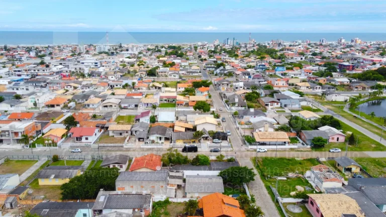 Imagem No Centro do Rincão, com 13 quartos, 1 suíte, 7 salas, 8 banheiros, 510,00 m construídos e 1.160,00m de terreno. BR111.3