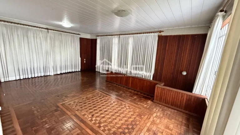 Imagem Casa com Amplo Terreno - No Centro