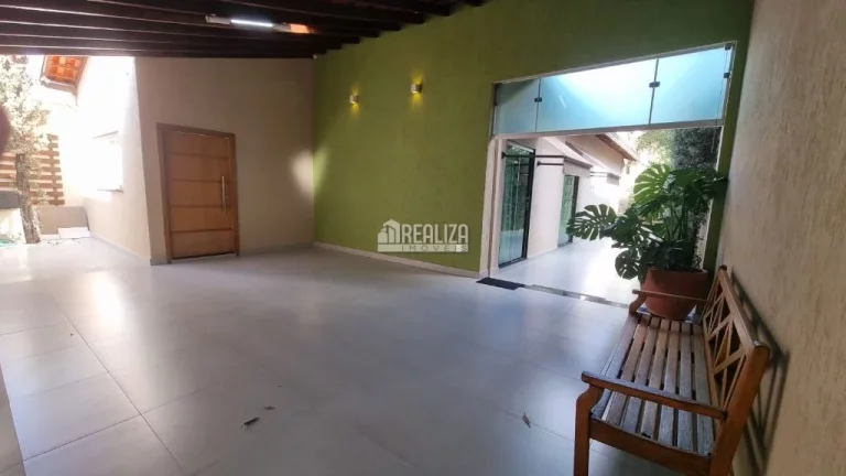 Imagem Casa à venda no bairro Dom Eduardo II, Uberaba: 3 dormitórios, piscina aquecida e móveis planejados!