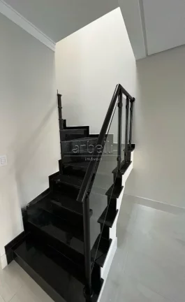 Imagem Sobrado com 145 M², 3 suítes sendo 2 com sacada privativa, ampla sala iluminada, cozinha espaçosa...