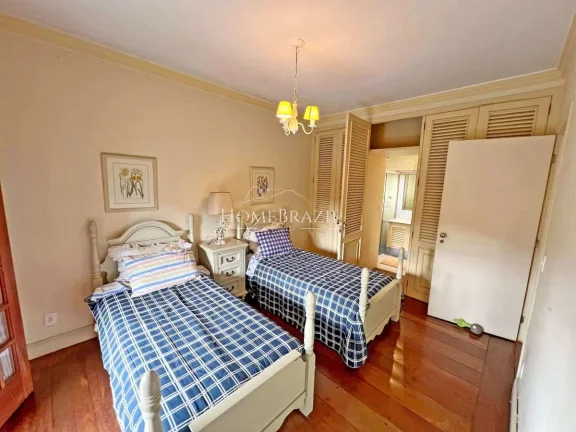 Imagem Apartamento duplex à venda a 400m do Capivari, Campos do Jordão, com 5 suítes, lareiras, calefação, hidromassagem e 2 vagas de garagem.