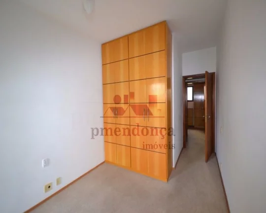 Imagem Apartamento amplo e iluminado. Living para 03 ambientes com lareira, terraço gourmet e piscina. Coz...