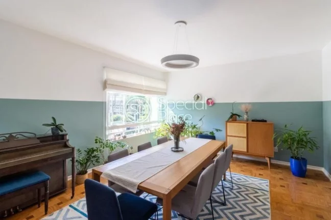 Imagem Apartamento de alto padrão com 291m², 5 dormitórios ( 1 suíte ) e 1 vaga na garagem. Hall privat...