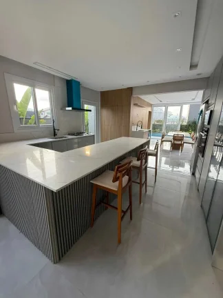 Imagem Casa em condomínio com 4 suítes e 2 vagas de garagem