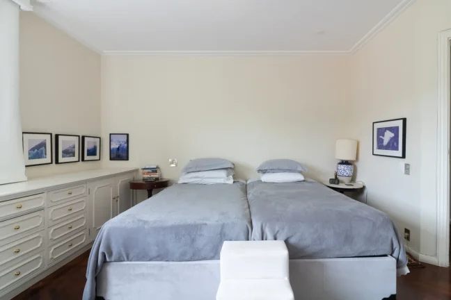 Imagem Apartamento 251M², 4Q, 2 Suítes, 3 Banheiros, 3 Vagas, Suíte Master, Jacuzzi, Piscina, Depósito, Sala 3 Ambientes, Vista Livre, Sauna, Quadra.