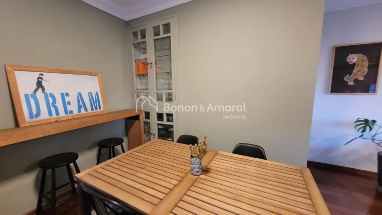 Imagem Apartamento reformado à venda no Bosque, com 121 m² muito bem distribuídos. O imóvel conta com u...