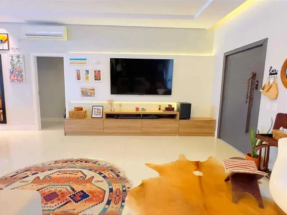 Imagem Casa mobiliada em condomínio fechado com 3 suítes e 4 vagas de garagem em Camboriú