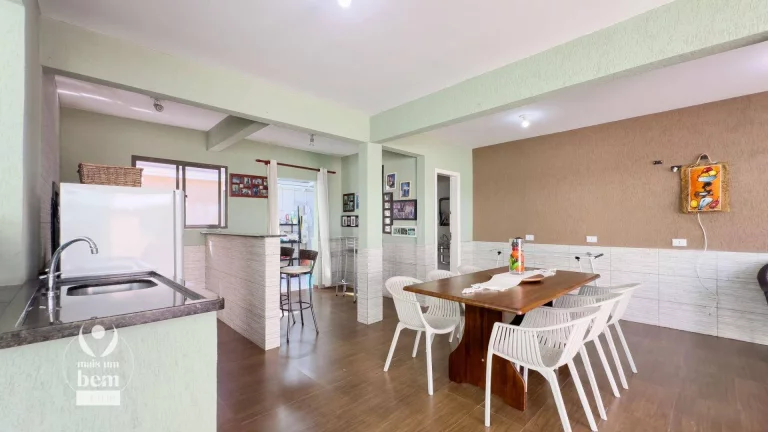 Imagem Sobrado com 4 Quartos, 1 Suíte, área Gourmet, ACEITA IMÓVEL DE MENOR VALOR, à venda, 265 m² por R$ 1.100.000 - Guabirotuba - Curitiba/PR