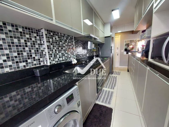 Imagem Apartamento em condominio clube, oriinalmente com 3 dormitórios e hoje com sala estendida. 1 vaga de garagem garantida e livre. PORTEIRA FECHADA