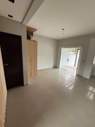 Imagem Geminado com 3 dormitórios sendo 1 suíte e 2 vagas de garagem - Boa Vista | Joinville/SC